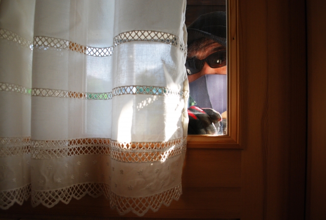 カーテンの隙間から覗く不審者