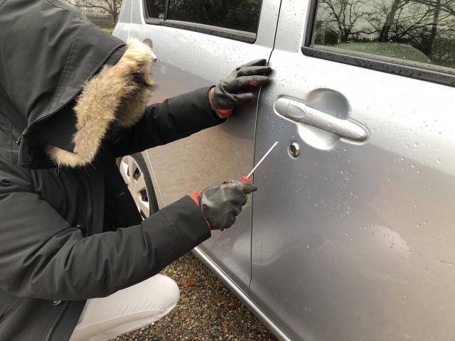 自動車泥棒がドアを開ける様子