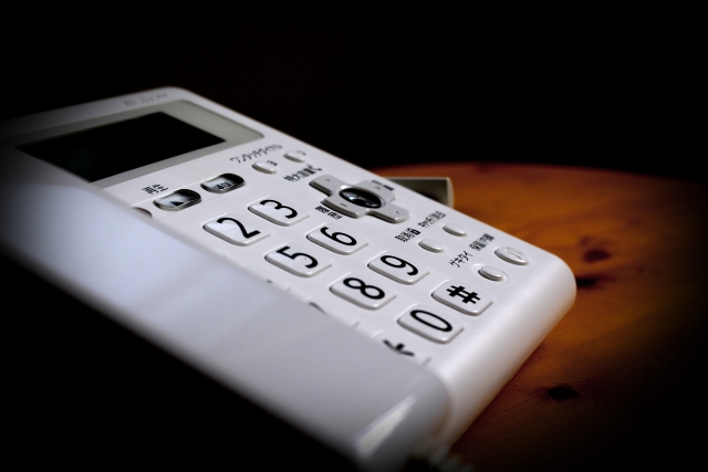 電話機とデスク