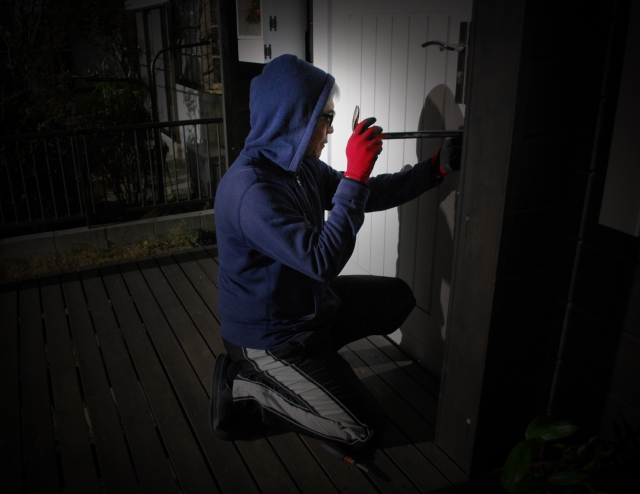 玄関から侵入しようとする空き巣