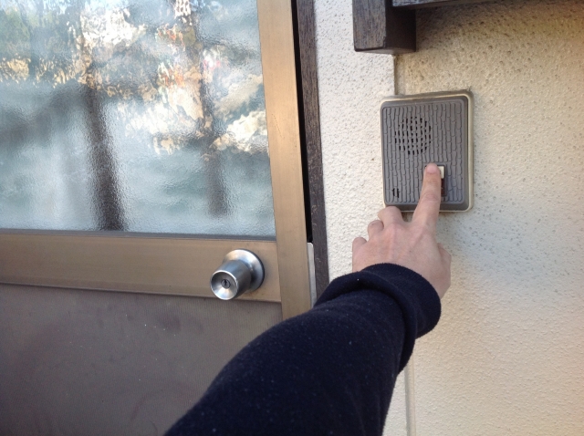 インターホンを鳴らす場面