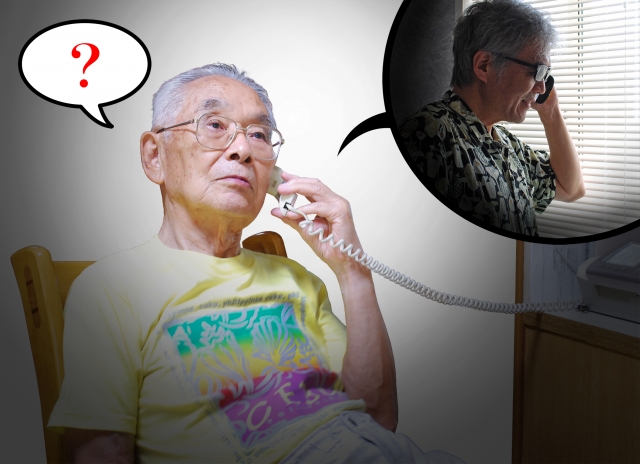 詐欺の電話を受ける男性