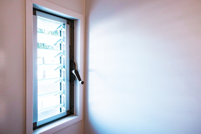 風呂場のルーバー窓