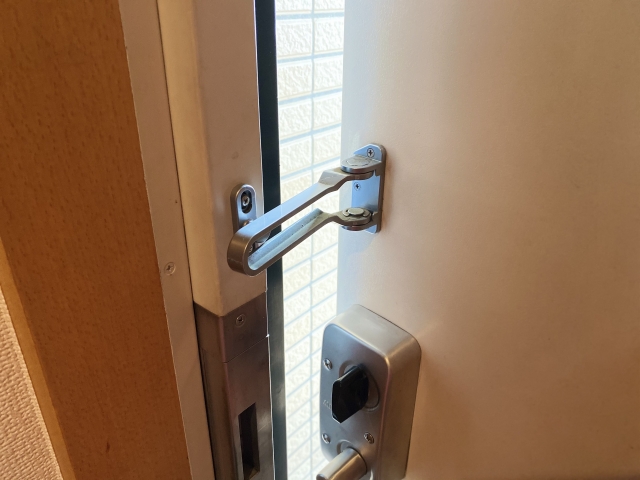 ドアガードと防犯