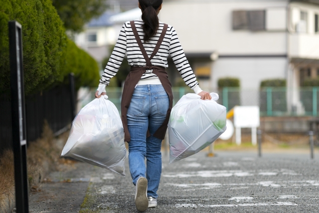 ゴミを出す女性